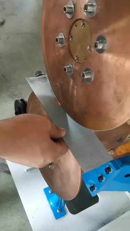 Continuous seam welding process for metal sheet assemblies Continuous seam welding process for metal sheet assemblies